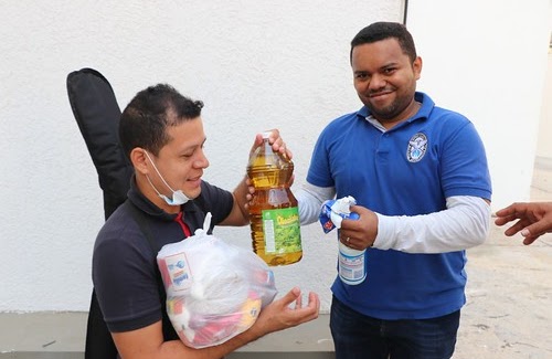 Reresentante de la fundacion entegrando alimentos a persona