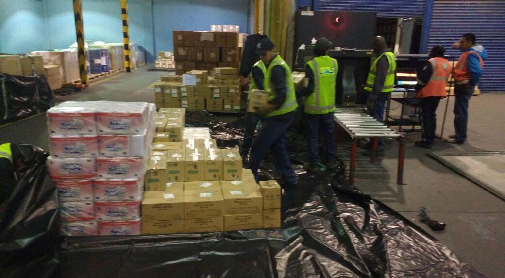 Oficiales recibiendo y organizando material para ayuda humanitaria