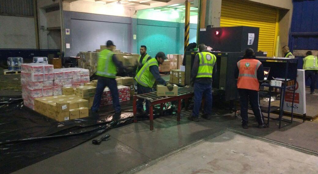 Oficiales recibiendo y organizando material para ayuda humanitaria